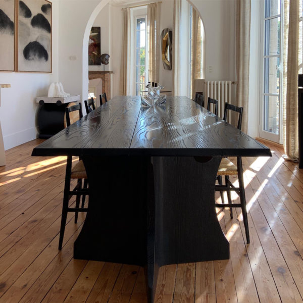 Grande table de salon en chêne massif et teinté noir, inspirée des réfectoires de monastère, signée Antoine Vignault