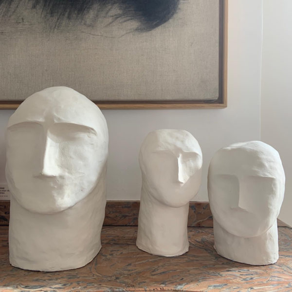 Sculpture de tête en argile blanche signée Dainche, artiste contemporain