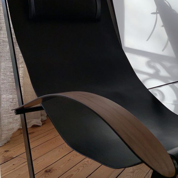 Fauteuil design contemporain en acier, cuir et noyer signé Pierre Mounier, designer français basé à Bordeaux.