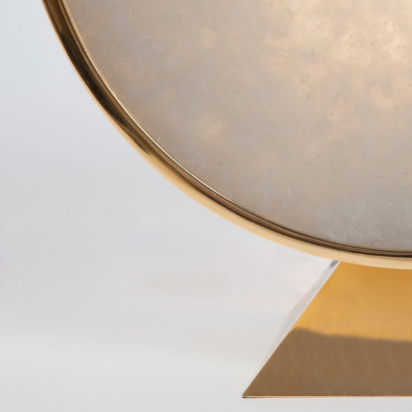 Lampe sculpture en laiton doré et verre coulé signée Antoine Vignault, artiste designer à Toulouse