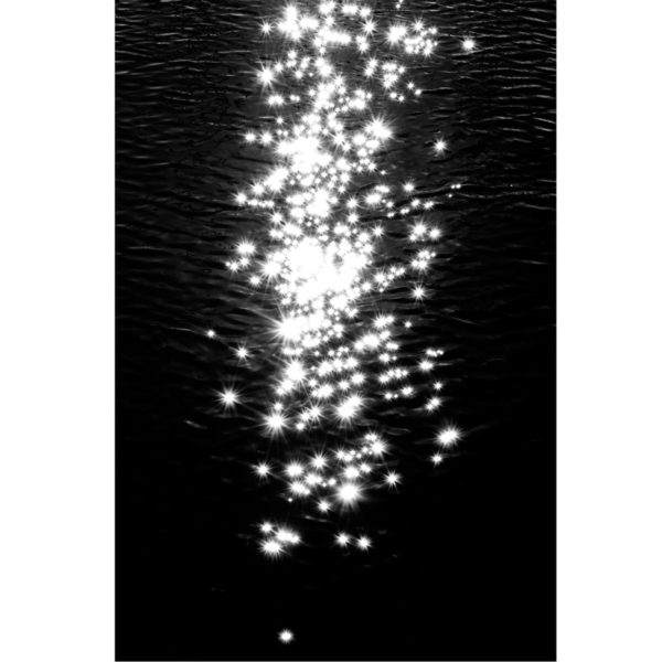 Photo artistique des reflets de la lumière sur l'eau et des constellations en noir et blanc, par Laurent Laporte