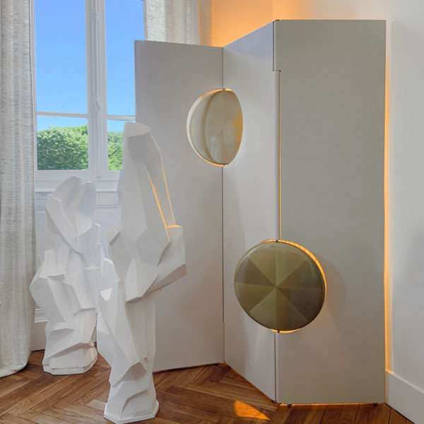 Paravent contemporain pliable avec peinture trompe l’oeil effet cuir et travertin, signé Aurelia Bire