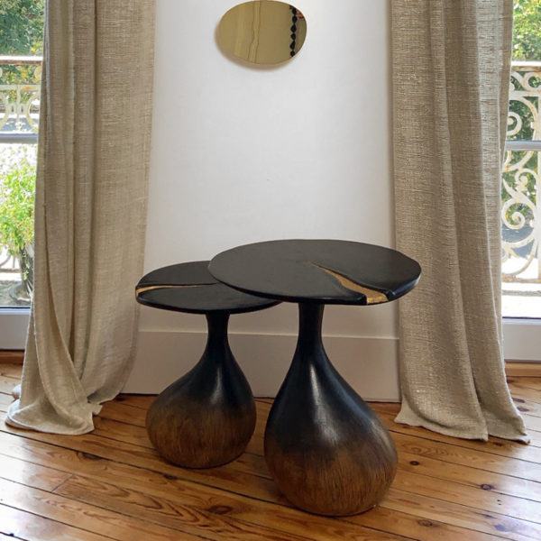 Paire de tables d’appoint en chêne massif signées Hoon Moreau, artiste designer de meubles uniques en bois sculpté