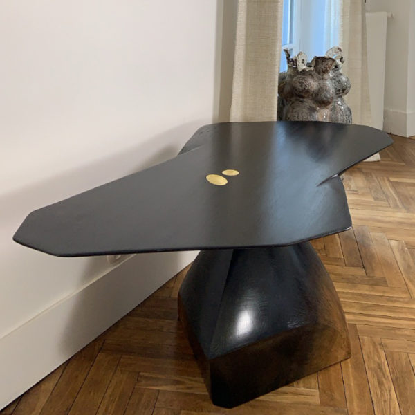 Table basse contemporaine en chêne massif signée Hoon Moreau, artiste designer de meubles uniques en bois sculpté