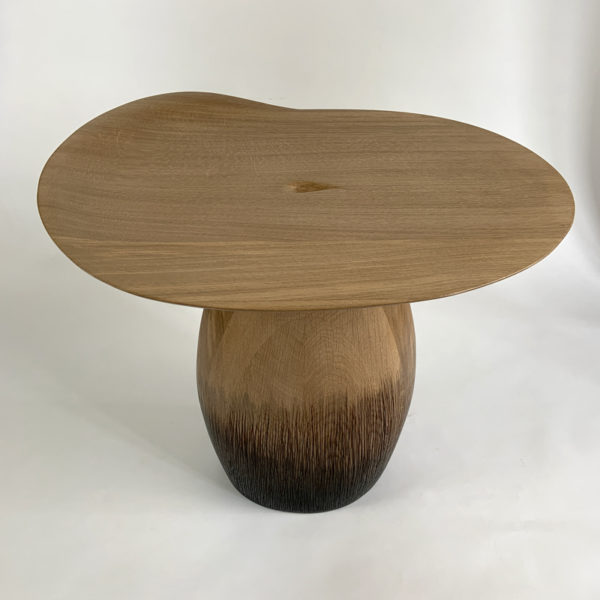 Table d’appoint design poétique en chêne massif signée Hoon Moreau, artiste designer de meubles uniques en bois sculpté