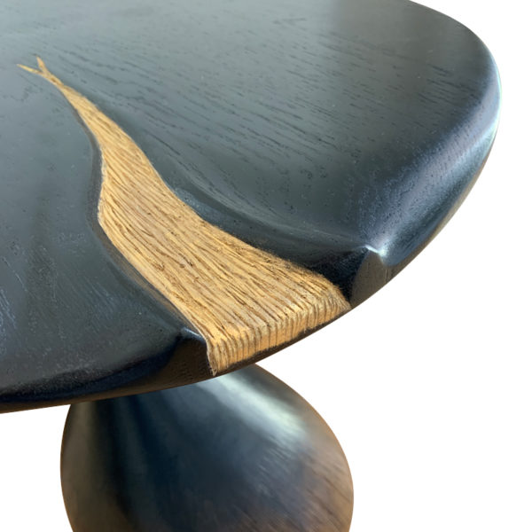 Paire de tables d’appoint en chêne massif signées Hoon Moreau, artiste designer de meubles uniques en bois sculpté