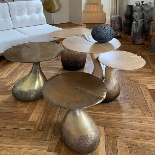 Table d’appoint design poétique en chêne massif signée Hoon Moreau, artiste designer de meubles uniques en bois sculpté