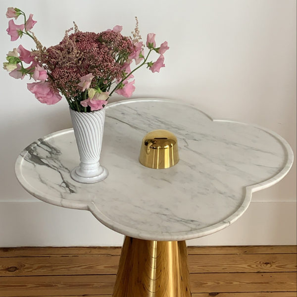 Table d’appoint en marbre et laiton signée Aurelia Bire, designer de meubles et objets d'exception