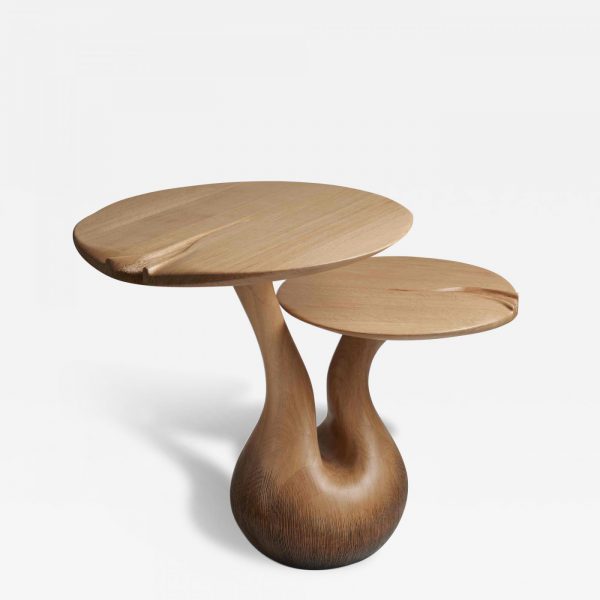 Table d’appoint poétique en chêne massif et feuille d’or, signées Hoon Moreau, artiste designer de meubles uniques en bois sculpté