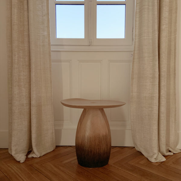 Table d’appoint design poétique en chêne massif signée Hoon Moreau, artiste designer de meubles uniques en bois sculpté