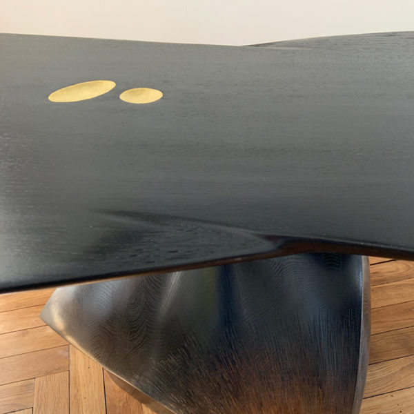 Table basse contemporaine en chêne massif signée Hoon Moreau, artiste designer de meubles uniques en bois sculpté