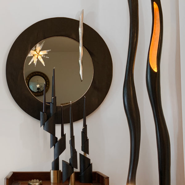 Miroir contemporain argenté avec cadre en bois sculpté signé Hoon Moreau, artiste designer d'objets design uniques et poétiques