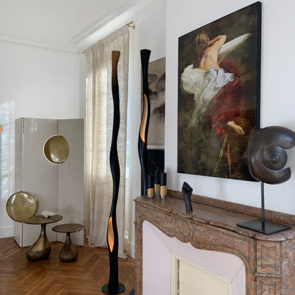 Table d’appoint design poétique en chêne massif signée Hoon Moreau, artiste designer de meubles uniques en bois sculpté