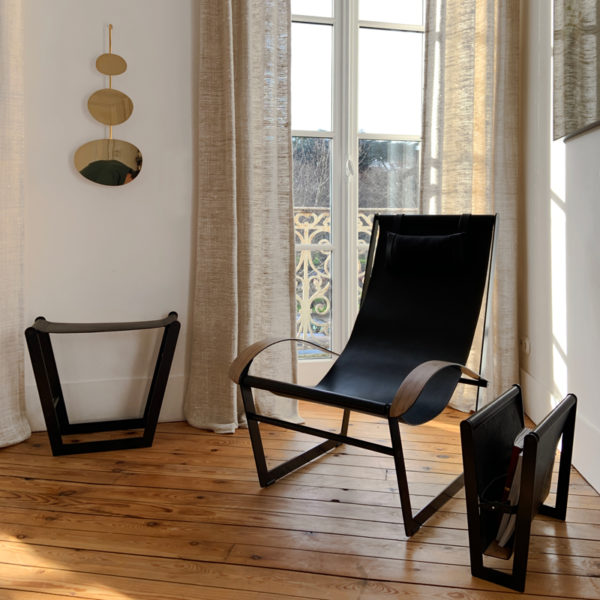 Fauteuil design contemporain en acier, cuir et noyer signé Pierre Mounier, designer français basé à Bordeaux.
