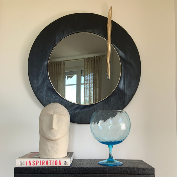 Miroir contemporain argenté avec cadre en bois sculpté signé Hoon Moreau, artiste designer d'objets design uniques et poétiques