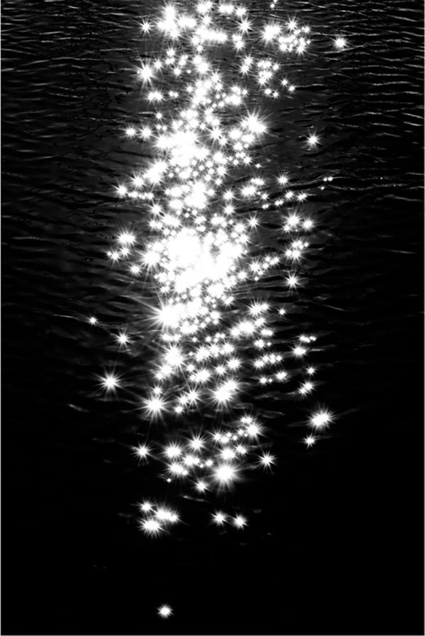 Artistic photo of the reflections of light on black and white water, by Laurent Laporte