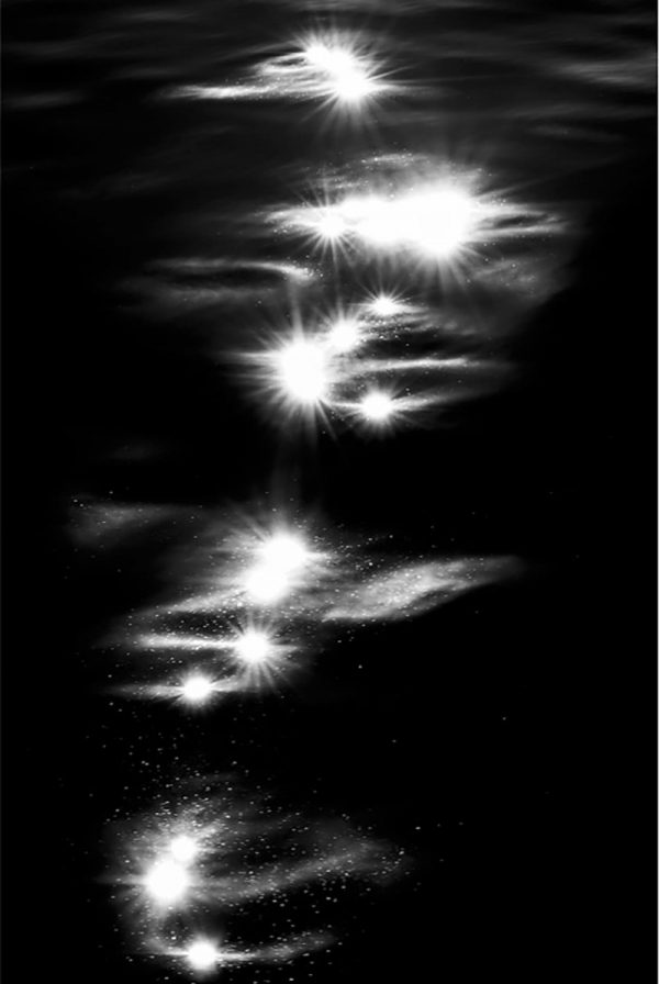 Artistic photo of the reflections of light on black and white water, by Laurent Laporte