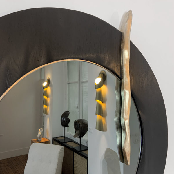 Miroir contemporain argenté avec cadre en bois sculpté signé Hoon Moreau, artiste designer d'objets design uniques et poétiques