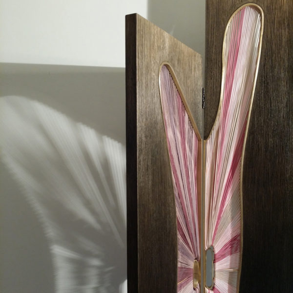 Paravent pliable en chêne, laiton et fils de soie signé Hoon Moreau, artiste designer de meubles uniques en bois sculpté