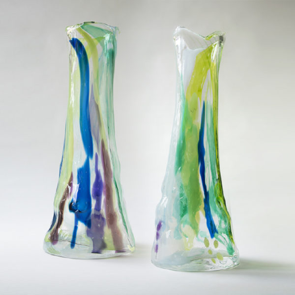 Vase en verre soufflé unique et coloré imaginé par Vincent Poujardieu et réalisé par le maître verrier français Alain Guillot