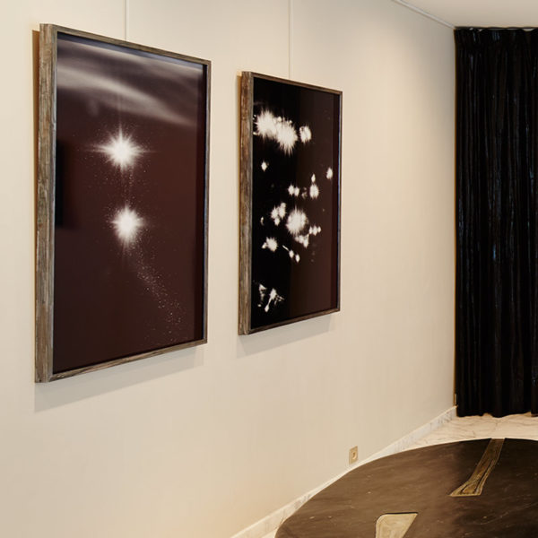 Photo artistique des reflets de la lumière sur l'eau et des constellations en noir et blanc, par Laurent Laporte