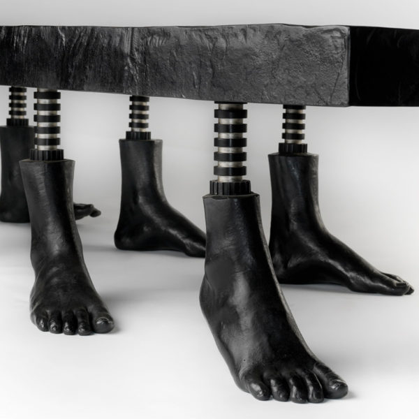 Table basse en bronze patiné signé Cécile Ballureau, artiste designer de mobilier atypique anthropomorphe