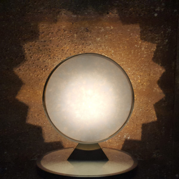 Lampe sculpture en laiton doré et verre coulé signée Antoine Vignault, artiste designer à Toulouse