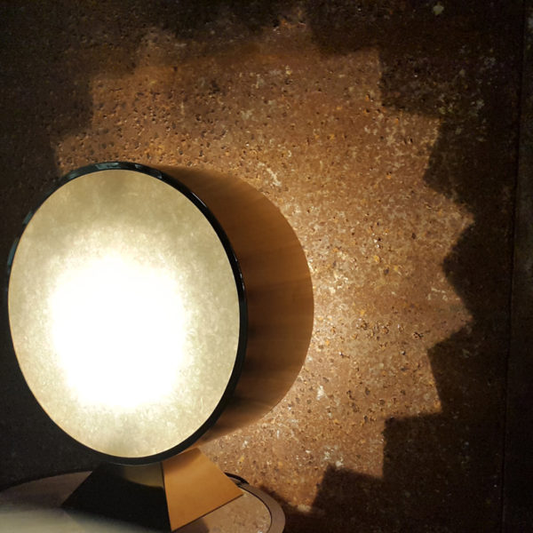 Lampe sculpture en laiton doré et verre coulé signée Antoine Vignault, artiste designer à Toulouse