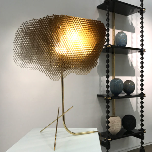 Lampe ruche sculpturale en nid d’abeille aluminium signée Vincent Poujardieu, designer de meubles et luminaires d'exception