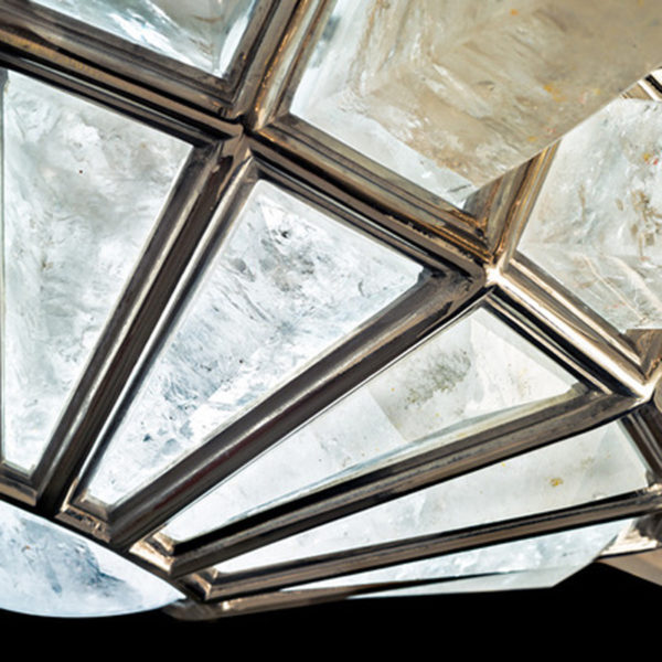 Suspension en laiton argenté et cristal de roche signée Alexandre Vossion, artiste designer de luminaires d'exception