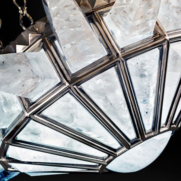 Suspension en laiton argenté et cristal de roche signée Alexandre Vossion, artiste designer de luminaires d'exception