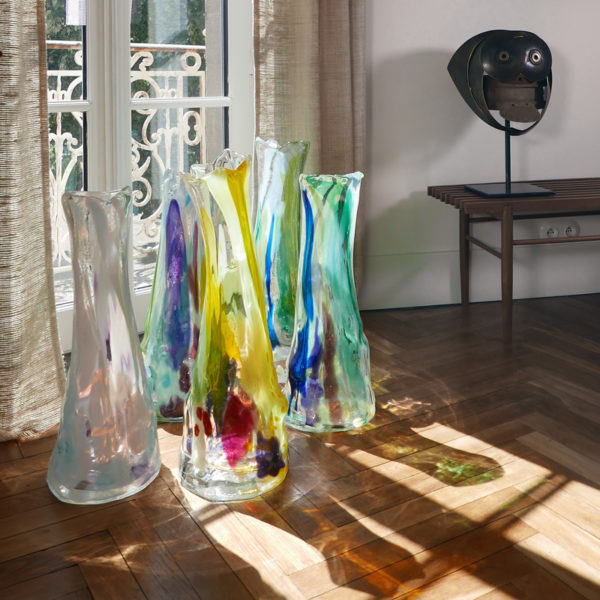 Vase en verre soufflé unique et coloré imaginé par Vincent Poujardieu et réalisé par le maître verrier français Alain Guillot