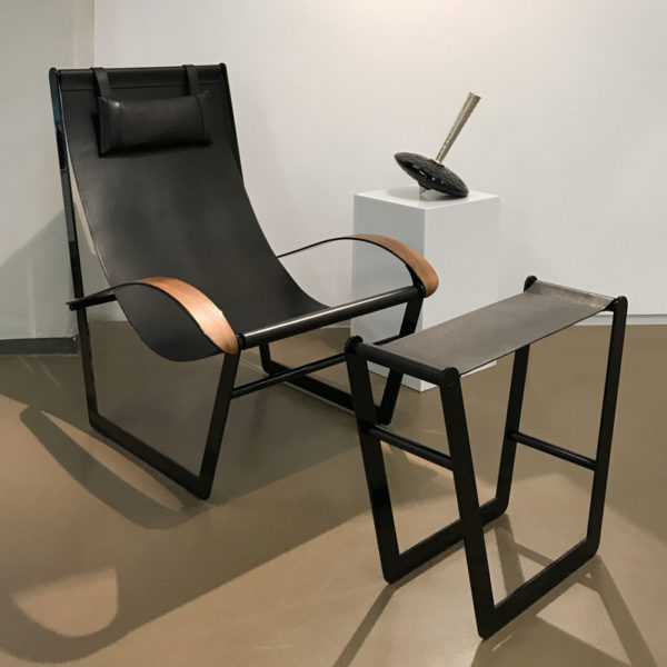 Fauteuil design contemporain en acier, cuir et noyer signé Pierre Mounier, designer français basé à Bordeaux.