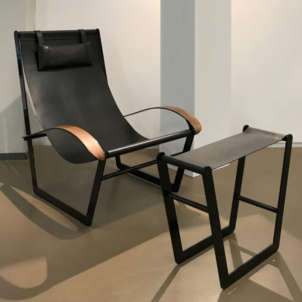 Fauteuil design contemporain en acier, cuir et noyer signé Pierre Mounier, designer français basé à Bordeaux.