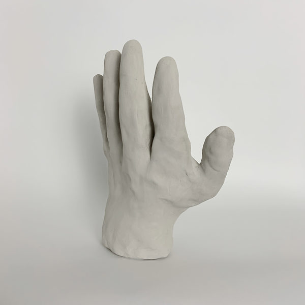 Sculpture de main en argile blanche signée Dainche, artiste contemporain