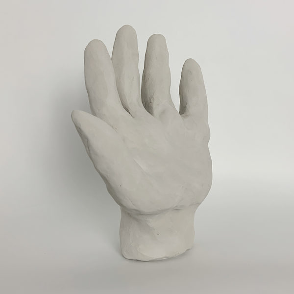 Sculpture de main en argile blanche signée Dainche, artiste contemporain