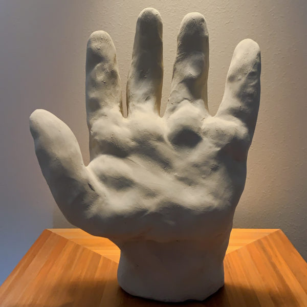 Sculpture de main en argile blanche signée Dainche, artiste contemporain