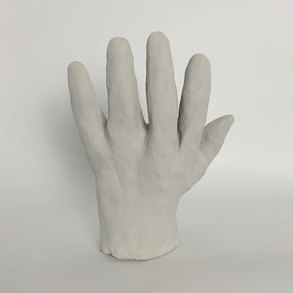 Sculpture de main en argile blanche signée Dainche, artiste contemporain