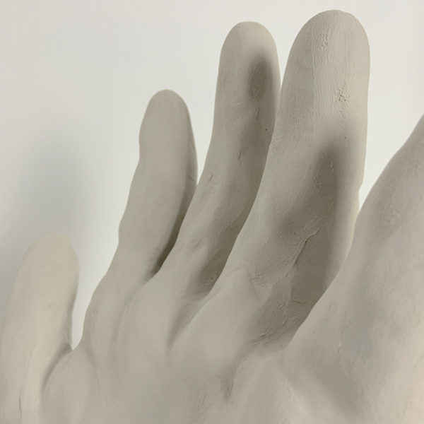Sculpture de main en argile blanche signée Dainche, artiste contemporain