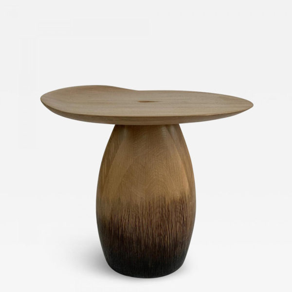 Table d’appoint design poétique en chêne massif signée Hoon Moreau, artiste designer de meubles uniques en bois sculpté