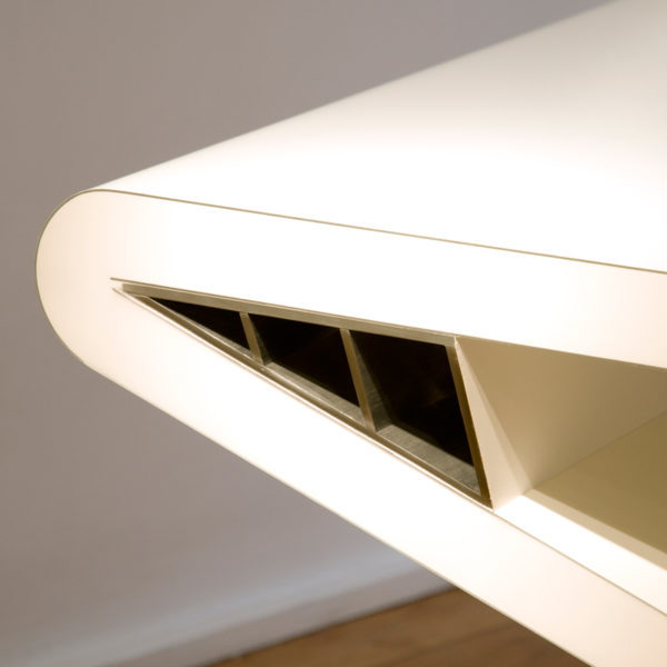 Bureau contemporain haut de gamme en aluminium laqué signé Vincent Poujardieu, designer de meubles et luminaires d'exception