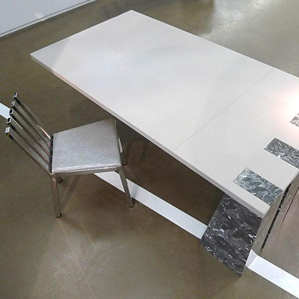 Bureau contemporain original en carbone, marbre et cuir, signé Vincent Poujardieu, designer de meubles et luminaires d'exception