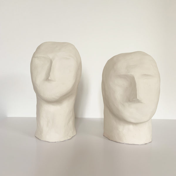 Sculpture de tête en argile blanche signée Dainche, artiste contemporain