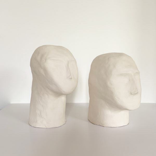 Sculpture de tête en argile blanche signée Dainche, artiste contemporain