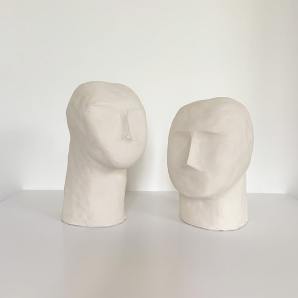 Sculpture de tête en argile blanche signée Dainche, artiste contemporain