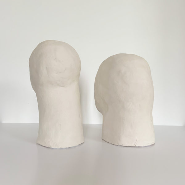 Sculpture de tête en argile blanche signée Dainche, artiste contemporain