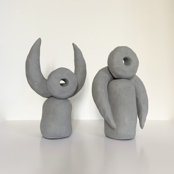 Sculpture en céramique grise signée Dainche, artiste contemporain