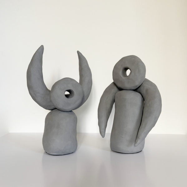 Sculpture en céramique grise signée Dainche, artiste contemporain