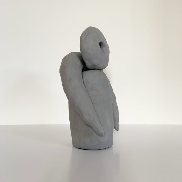 Sculpture en céramique grise signée Dainche, artiste contemporain