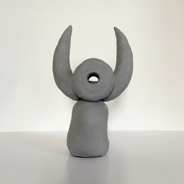 Sculpture en céramique grise signée Dainche, artiste contemporain